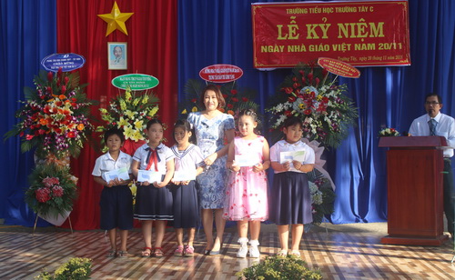 Chị Lê Thị Mai Huyền- Tổng Giám đốc Công ty Phân bón và Thuốc bảo vệ thực vật Đức Thành trao học bổng cho các em học sinh.