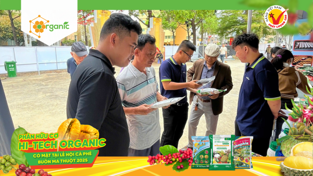 Khách hàng ghé thăm gian hàng Hi-tech Organic tại Lễ hội Cà phê Buôn Ma Thuột lần thứ 9 năm 2025